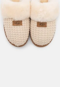 Ugg Cozy - Pantoffels - Cream -Dames Schoenenwinkel 0ba294fceeec41fb9fb38426add47e61