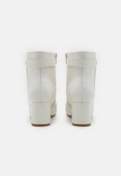 Wide Fit - Korte Laarzen - White -Dames Schoenenwinkel 17c7d916626b42ea97932eec2f5dc501