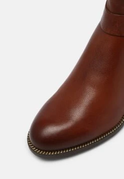 Tamaris Korte Laarzen - Maroon -Dames Schoenenwinkel 1af3e01522aa47678a725f6d1b110554