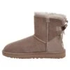 Ugg Mini Bailey Bow - Korte Laarzen - Caramel 1 Ugg Mini Bailey Bow - Korte Laarzen - Caramel -Dames Schoenenwinkel 3e5fb5188f2649b8ab155fc71196e63c