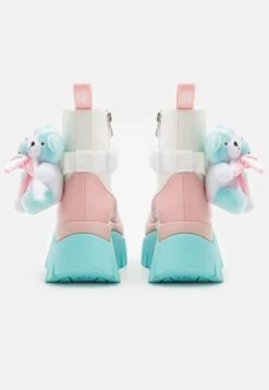 KOI FOOTWEAR Melanie Martinez Sweet Teddy Bear Platform Boots - Korte Laarzen - Blue/Pink/White -Dames Schoenenwinkel 4b80000437fe49128bbe5fd8d98b6074