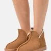 Pier One Leather- Pantoffels - Cognac -Dames Schoenenwinkel 6eff35c3cb7e4f93bb4d99616e30a8c3