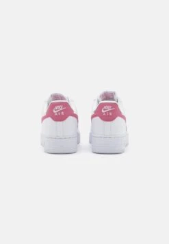 Nike Sportswear W Air Force 1 07 Ess Trnd - Sneakers Laag - White/Desert Berry 9 Nike Sportswear W Air Force 1 07 Ess Trnd - Sneakers Laag - White/Desert Berry -Dames Schoenenwinkel 79df3a2a791e423985008baa002cde0c