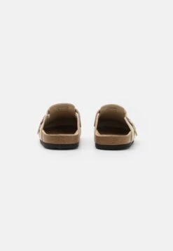 Pier One Leather Unisex - Pantoffels - Beige 10 Pier One Leather Unisex - Pantoffels - Beige -Dames Schoenenwinkel 7fc4209f0b9d443b96717beece6deee4