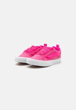 Vans Knu Skool Unisex - Skateschoenen - Pink Glow 9 Vans Knu Skool Unisex - Skateschoenen - Pink Glow -Dames Schoenenwinkel 833a988177ae471db5056ad5fbd249ec