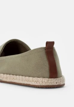 Pier One Rena Espadrille Unisex - Espadrilles - Olive 13 Pier One Rena Espadrille Unisex - Espadrilles - Olive -Dames Schoenenwinkel 8b1ef3dce9d344a08d816af96a53324d