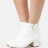 Wide Fit - Korte Laarzen - White 1 Wide Fit - Korte Laarzen - White -Dames Schoenenwinkel 8c9b34a8d45d4a79b8f87216cc719844