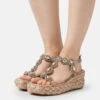 Alma En Pena Sandalen Met Sleehak - Beige