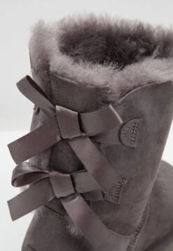 Ugg Bailey Bow - Korte Laarzen - Grey -Dames Schoenenwinkel 9db3d989bbe645c6847acb8223ef4d8d