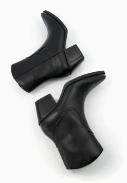 BERSHKA Heeled With Metallic Toe - Cowboy-/Bikerlaarsjes - Black -Dames Schoenenwinkel c1128abf442a45fb9d9131dd02219a12