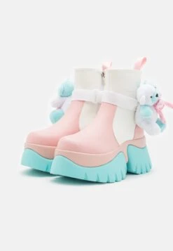 KOI FOOTWEAR Melanie Martinez Sweet Teddy Bear Platform Boots - Korte Laarzen - Blue/Pink/White -Dames Schoenenwinkel c1a669c57b2b40fba289021b1425f5ac